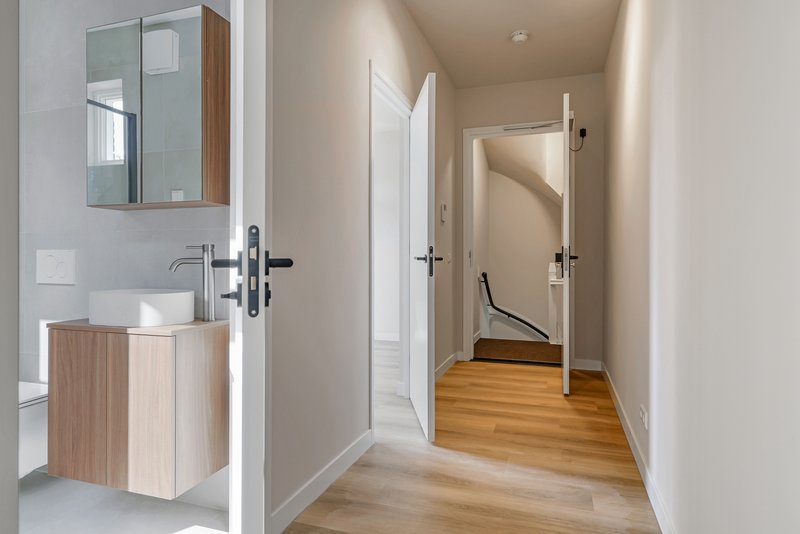 Entree en hal van appartement 188B met toegang tot de badkamer