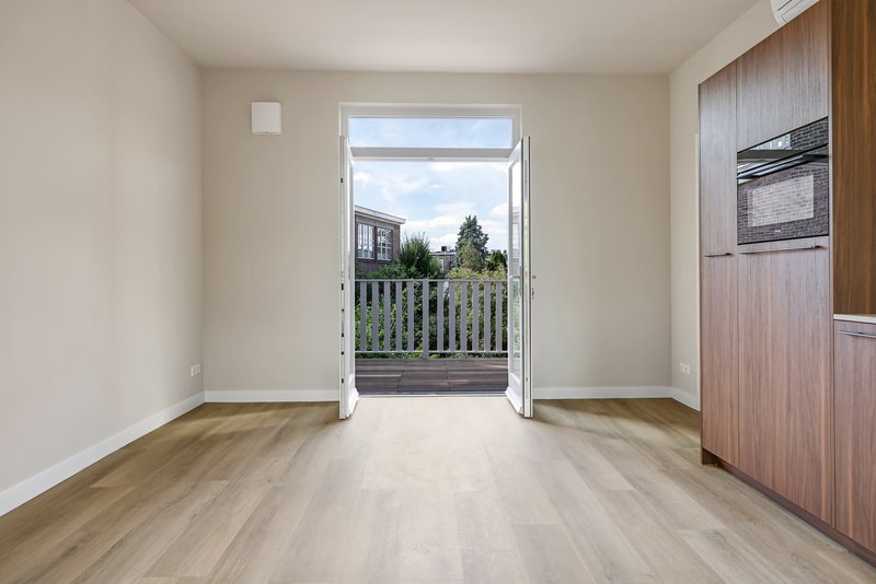 Woonkamer van appartement 188B met openslaande deuren naar het balkon