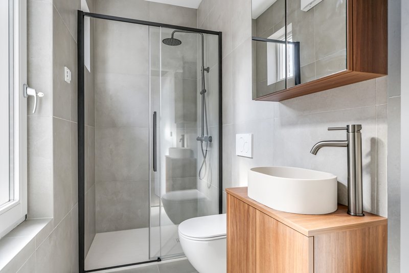 Badkamer van appartement 188A met inloopdouche, toilet en wastafel