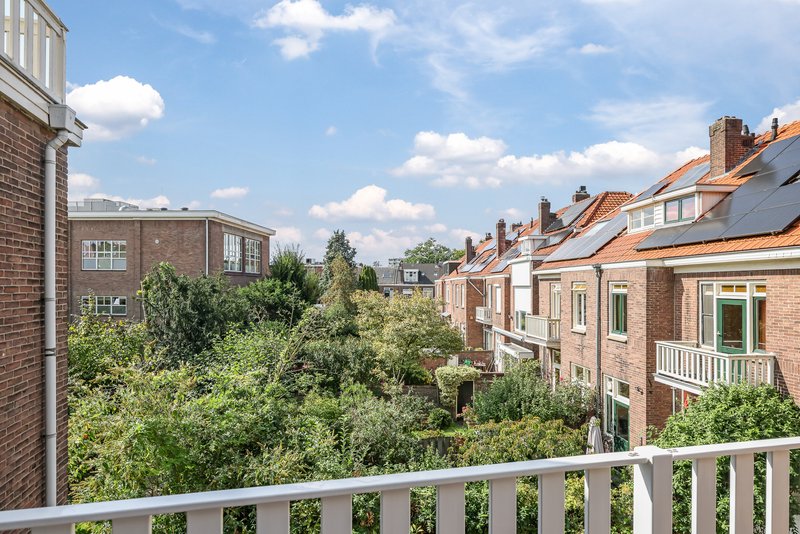 Uitzicht vanaf het balkon van appartement 188B over de groene binnentuinen