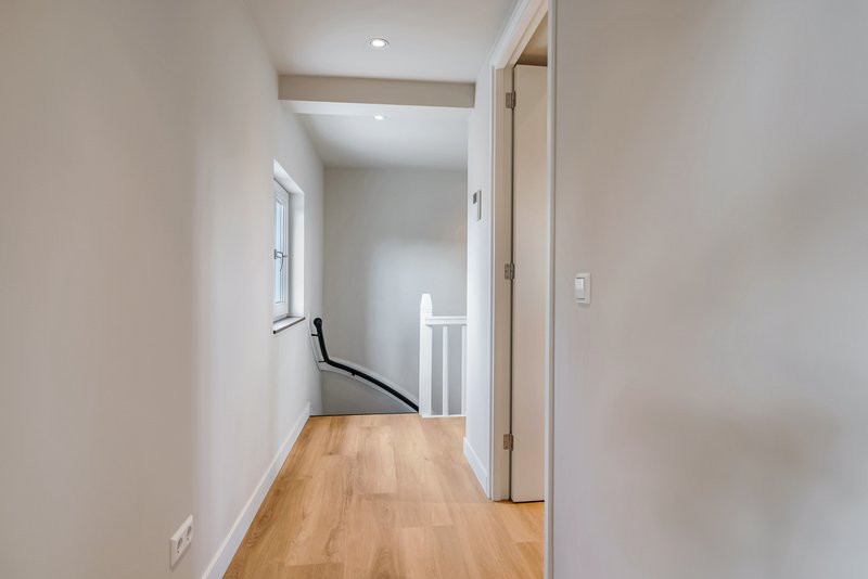 Overloop van appartement 188C met trap naar de entree