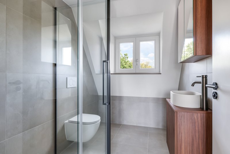 Badkamer van appartement 188C met douche, toilet en wastafelmeubel