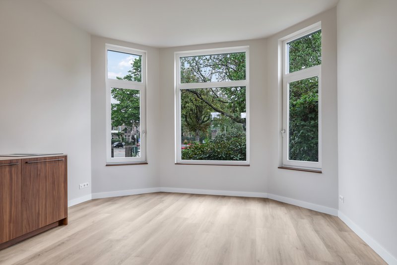 Lichte erker in de woonkamer van appartement 188A