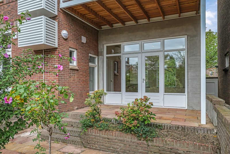 Terras en overkapping aan de achterzijde van appartement 188A