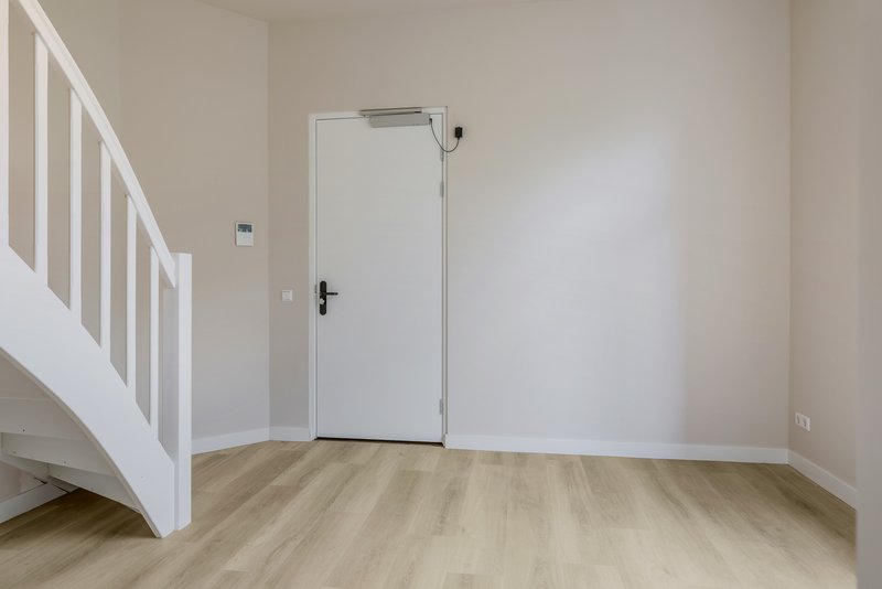 Begane grond van appartement 188 met entreedeur en trap